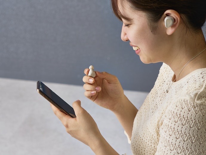イヤホンのみの連続再生時間は約6時間。ノイキャンを使用しながらだと物足りない