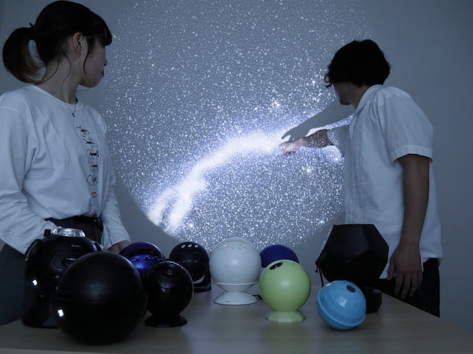 星が密集してリアルさには欠ける。美しい星空への満足感は高い
