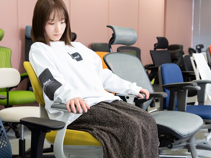背中全体を預けられ、ゆったり座れる。ムレにくい点も魅力