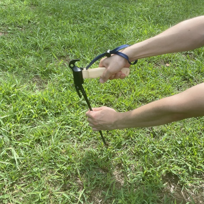 軽量で扱いやすい。重心バランスがよくスムーズにペグ打ちできた