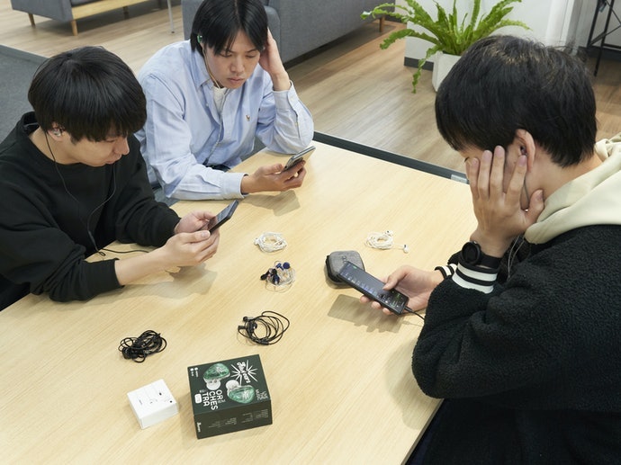 パワフルな低音を楽しめる。繊細な表現は苦手で、ライブのような臨場感は感じにくい