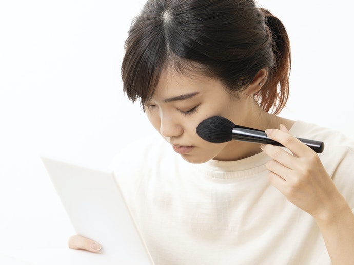 素肌がきれいかのような、薄付きで均一な仕上がり。ルースパウダーに好適