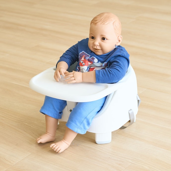テーブルをつけたままでは乗せおろししにくい。座面の高さは3段階に調整OK