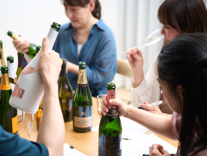 酸味を抑えた味わいがワイン好きの一般モニターに好評。すっきりしており、飲みやすい