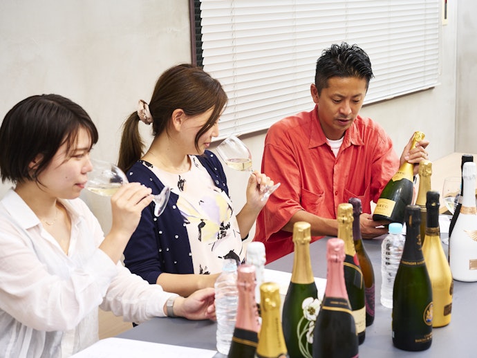 きめ細かな泡と華やかな色が美しい。味わいはドライでソムリエの評価はまずまず