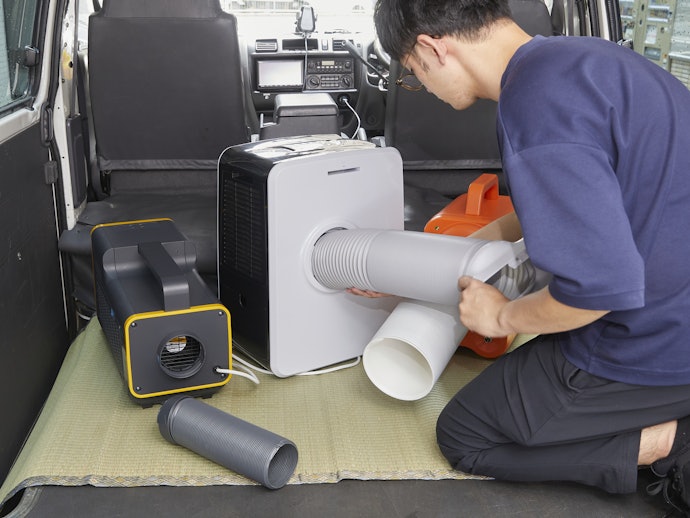 機能はシンプルだが、送風方向は調整できる。持ち手つきなのも便利