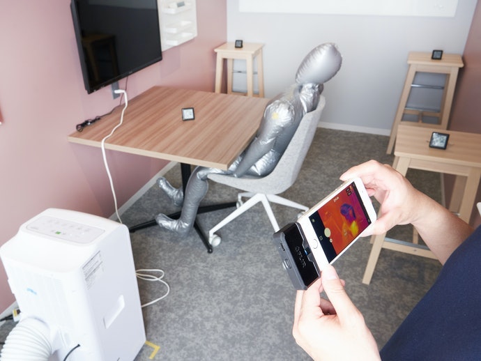 吹き出し口の温度が低く、風速もパワフル。本体の近くならかなり涼しい