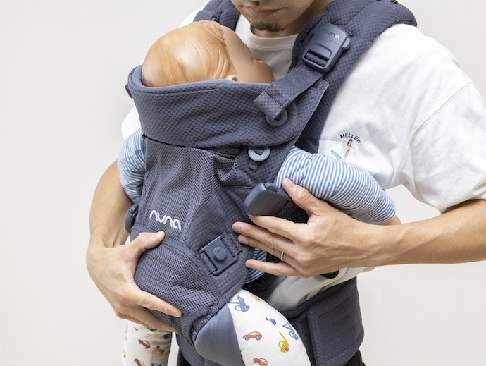 バックルが後ろにあり、着脱にはやや手間がかかる