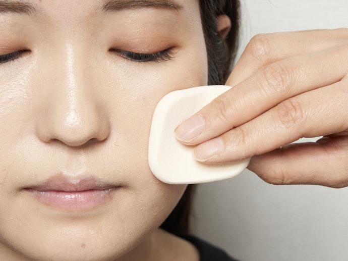 肌なじみは良好。肌悩みを補正し、自然に明るい印象に見せる