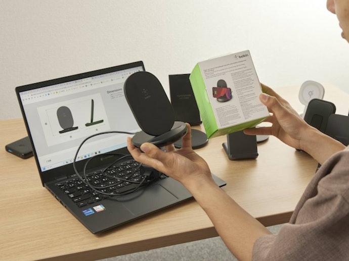 滑り止めつきで充電しながら操作しやすい。アダプタが大きいのはネック