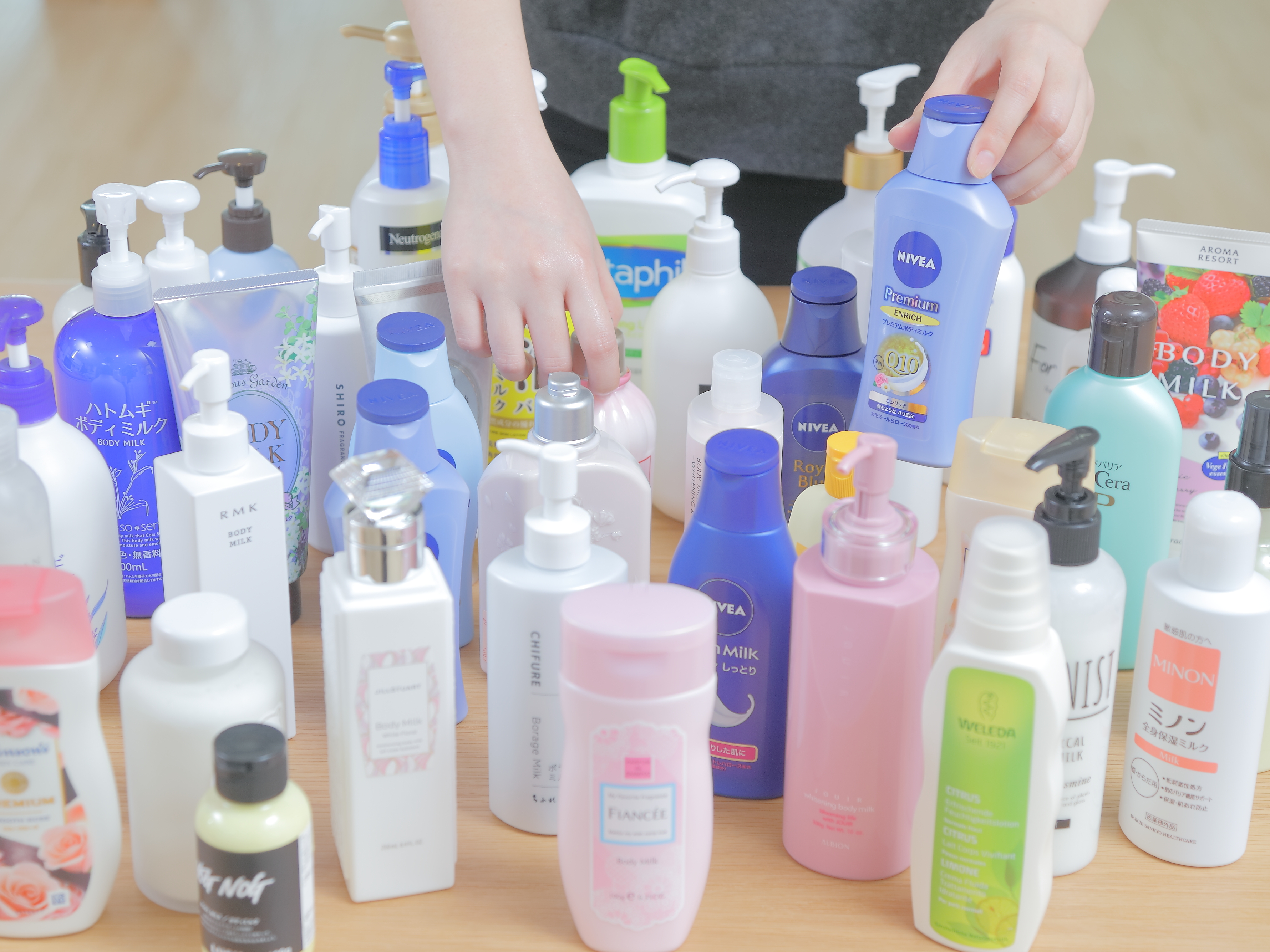 ニベア ロイヤルブルーボディミルク美容ケアを他商品と比較！口コミや評判を実際に使ってレビューしました！ | mybest