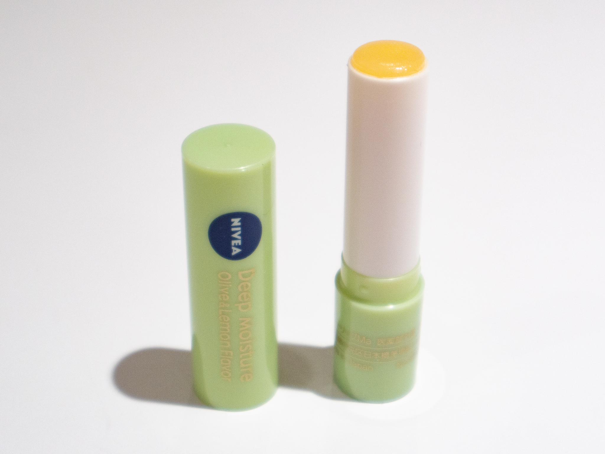 ニベア ディープモイスチャーリップを他商品と比較 口コミや評判を実際に使ってレビューしました Mybest