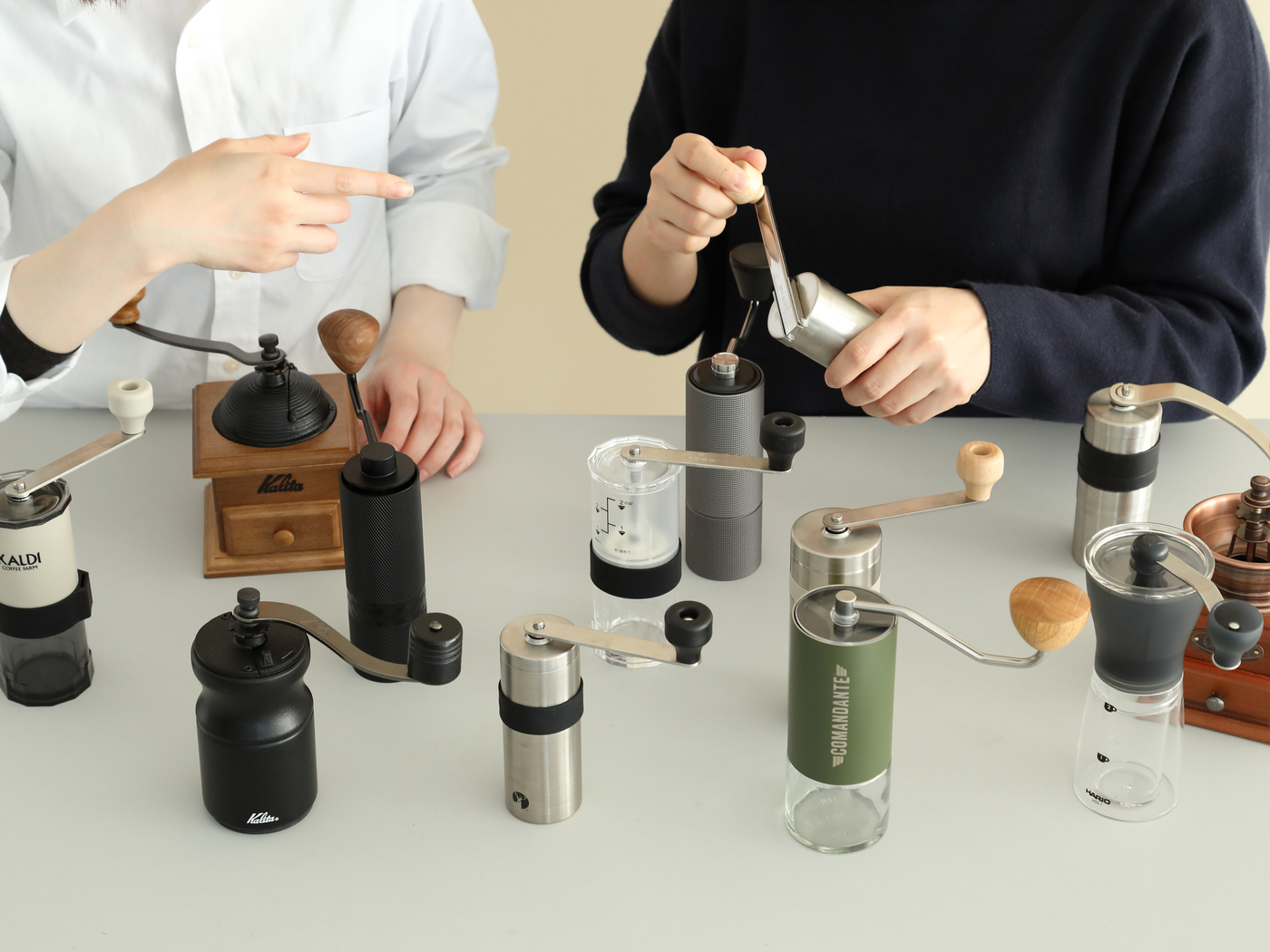 珈琲考具 コーヒーミル 日本製 手動 珈琲 コーヒー ドリップ ハンドドリッパー KOGU珈琲ミル 手挽き コンパクト スリム セラミック手動コーヒーミル 手挽きコーヒーミル プレゼントコーヒー用品 コーヒー器具 アウトドア キャンプギア ソロキャンプ