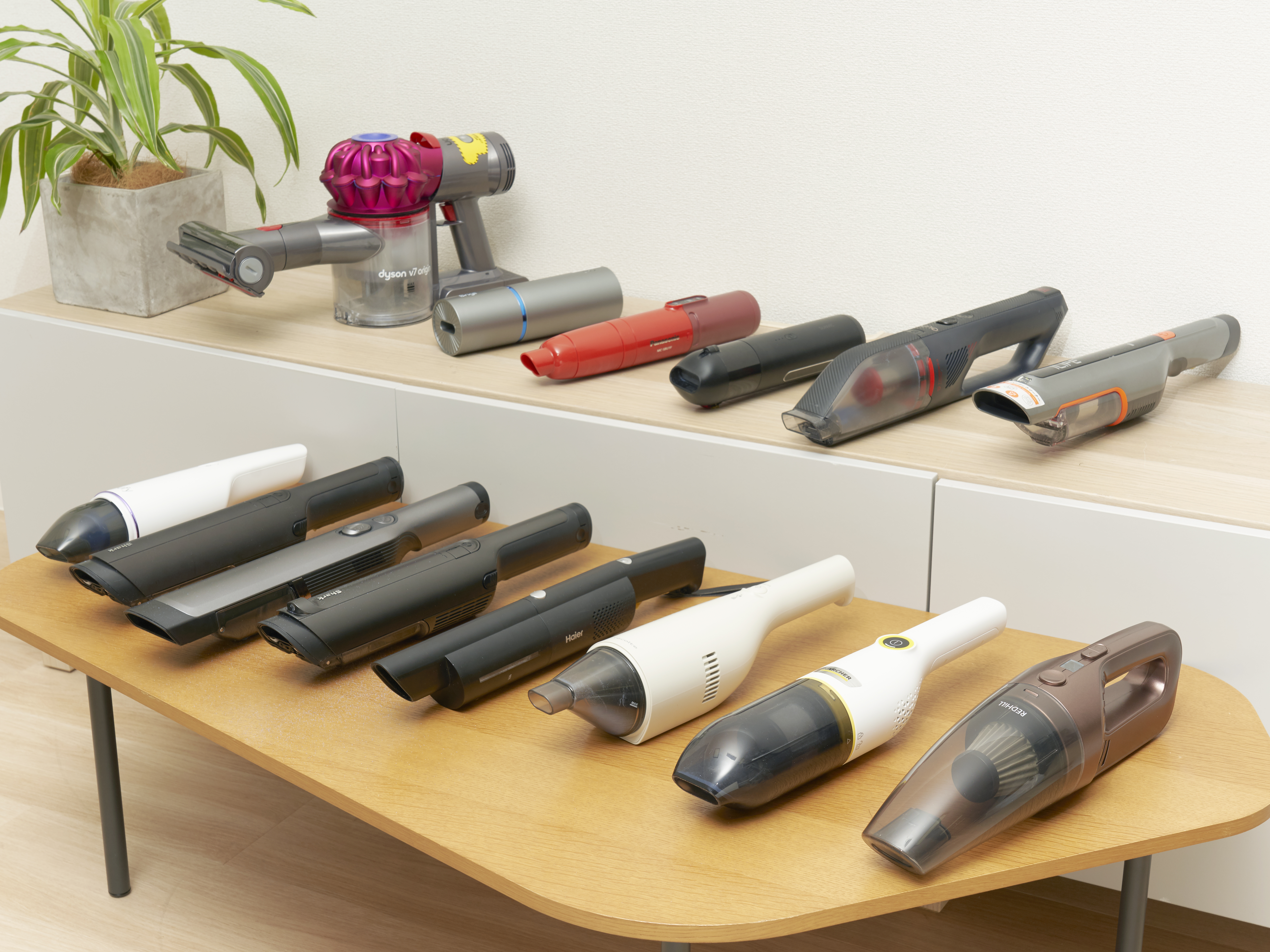 新品　アイリスオーヤマ　ハンディクリーナー　HCD-21-W ハンディクリーナー 置くだけで充電 サイクロン式 HCD-21-W