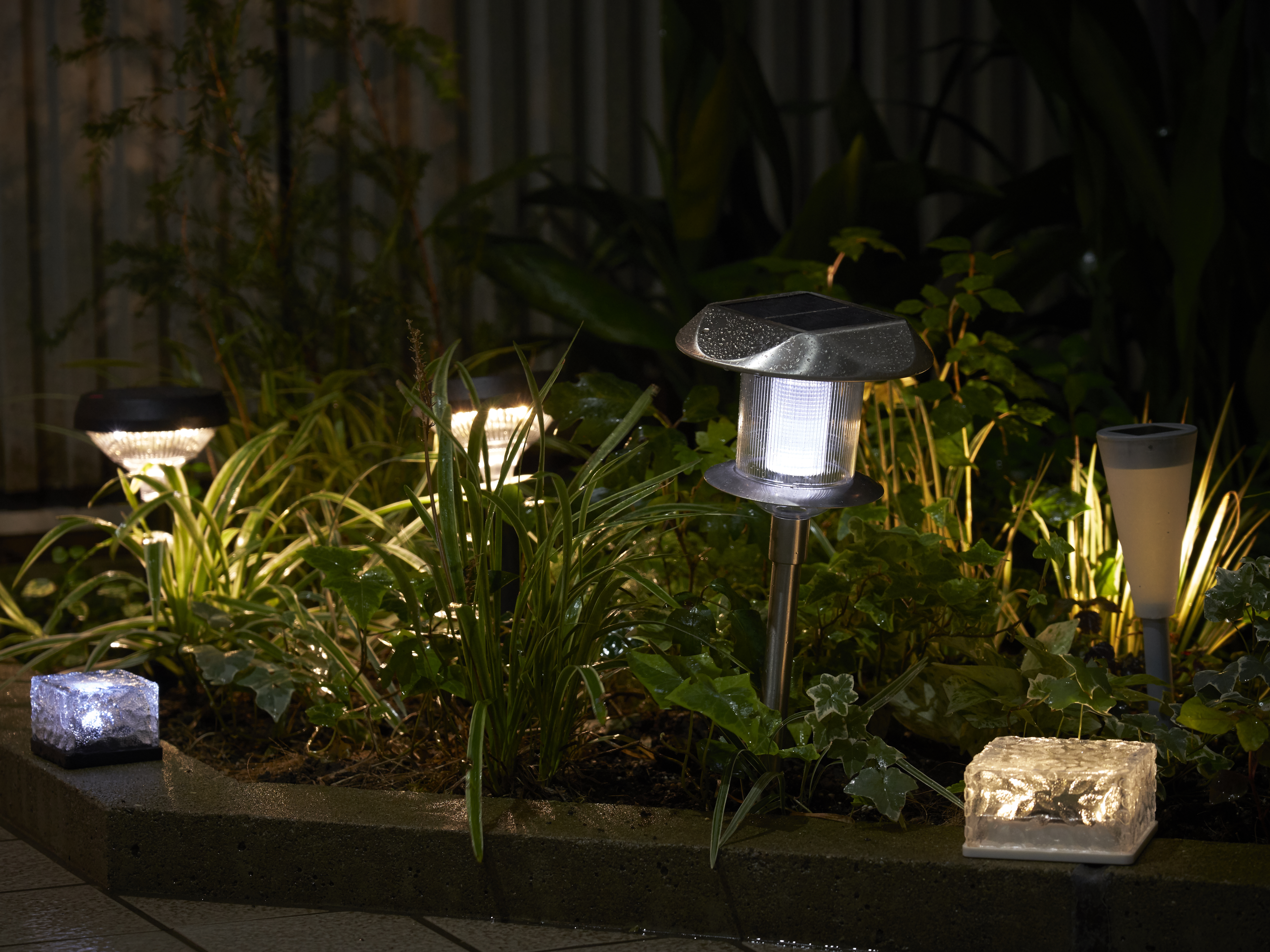 Linkind ソーラー ガーデンライト ソーラーライト 屋外 室外照明 自動点灯/自動消灯 太陽光充電 一つ光の模様 四つ高さ 光センサー : Linkind ソーラー ガーデンライト ソーラーライト 屋外