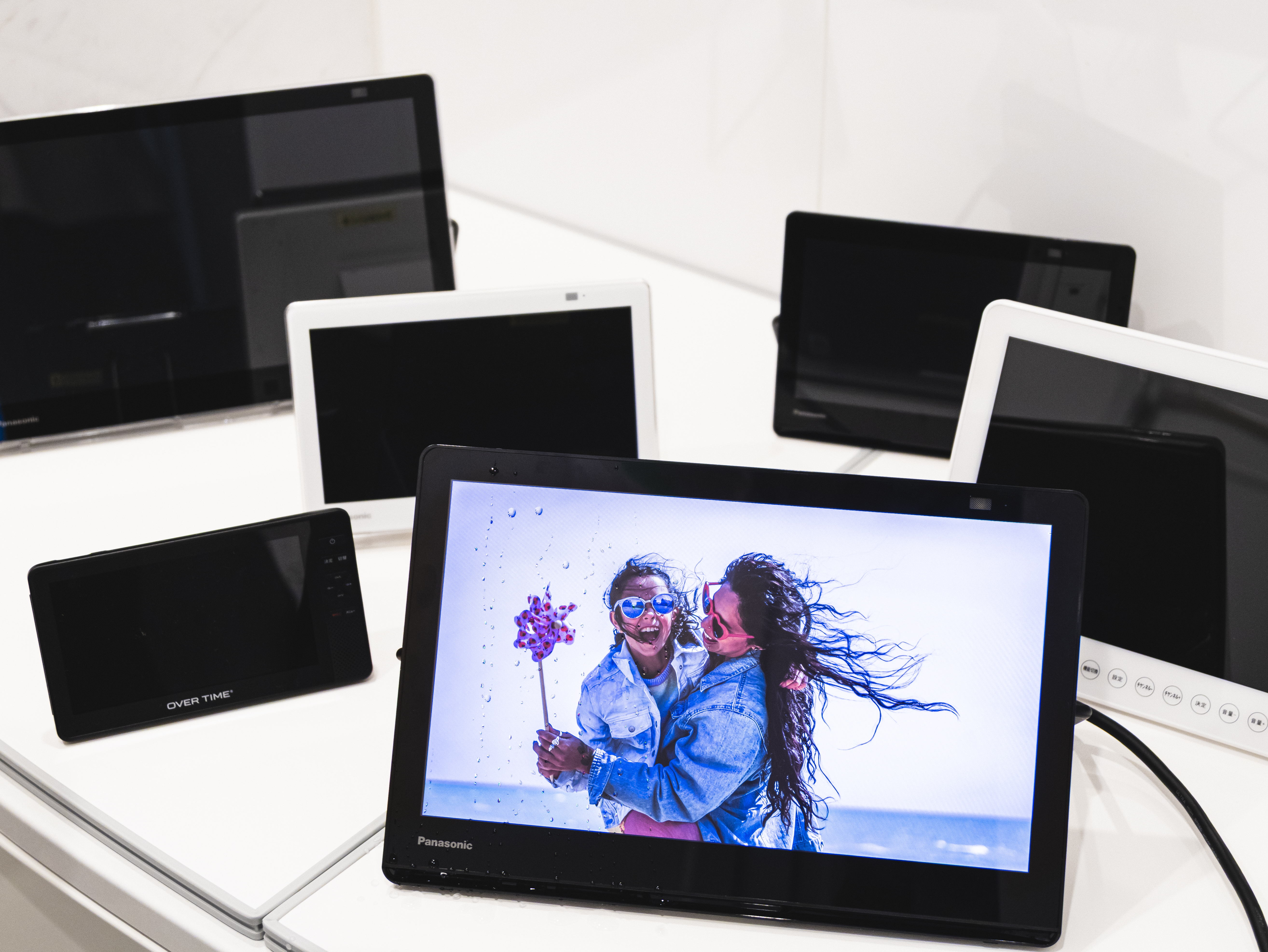 パナソニック　ポータブル防水液晶テレビ　UN-15L11-KJ ポータブルテレビ「プライベート・ビエラ」UN-15LD11、UN-15L11