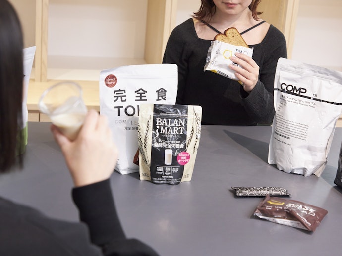 クセの少ないバニラ味だが、甘さが強いと感じる人も。粘度の高さも飲みにくさにつながる