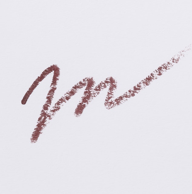 肌あたりはしっとりなめらか。摩擦を感じにくく、スルッと描ける
