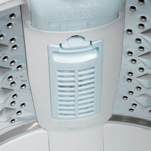 ワンタッチで糸くずが捨てられる。豊富なお掃除機能で清潔さをキープ