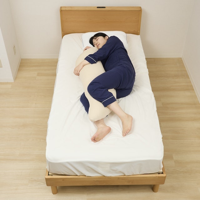 軽量で抱えたまま寝返りしやすい。弾力感も魅力