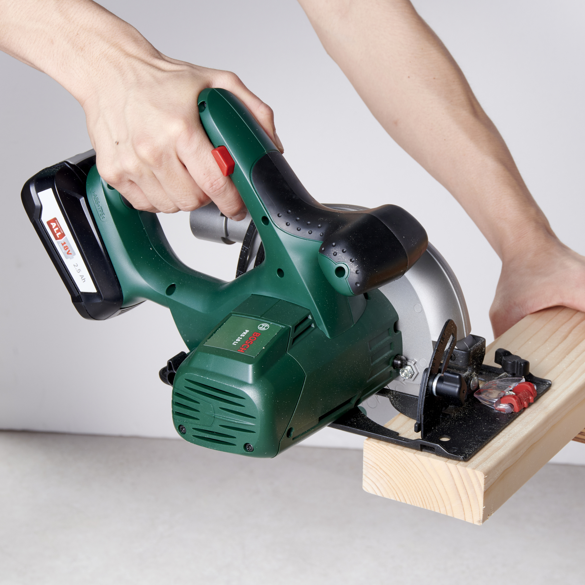 【一度のみ使用 超美品】BOSCH 丸のこ コードレス PKS18 LIH BOSCH 0f3720daab6ff425f0339836f8ca3d