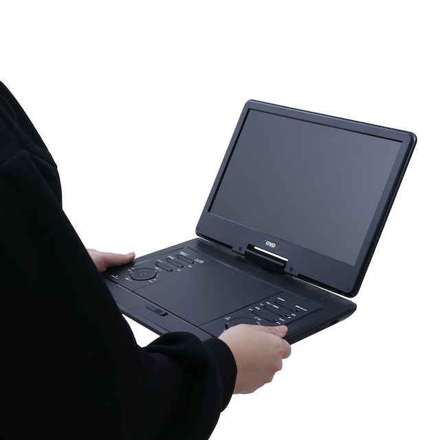 ベルソス 13インチ ポータブルブルーレイプレーヤー VS-BD1300 ベルソス ポータブルDVDプレーヤー VS-E1330Zをレビュー