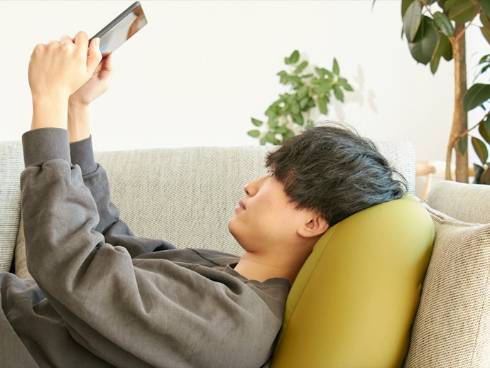 ベゼルが細く画面占有率は約82%。大きいぶんずっしり感はある