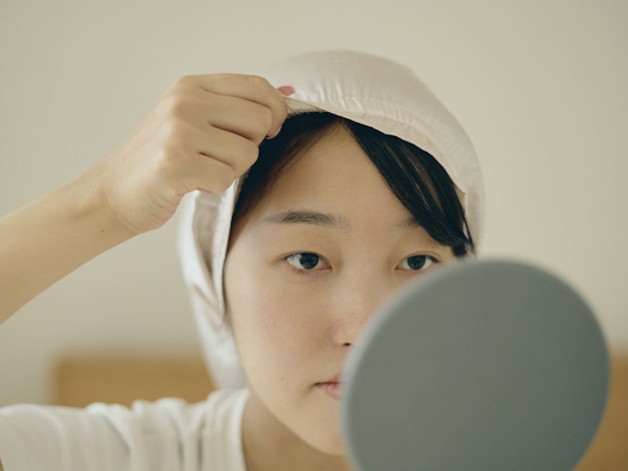 髪が長い人でも着用しやすい。被り口を大きく広げられる