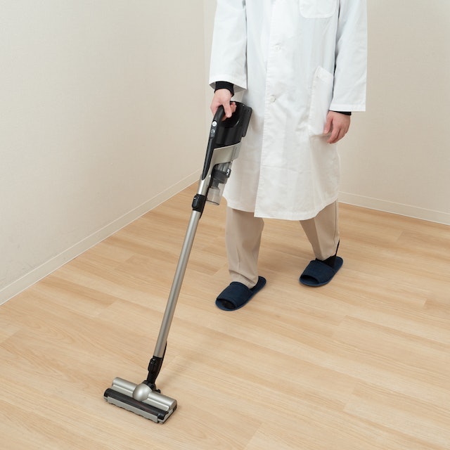 自走式ヘッドでグングン進む。可動域が広く家具の隙間もラクラク走行