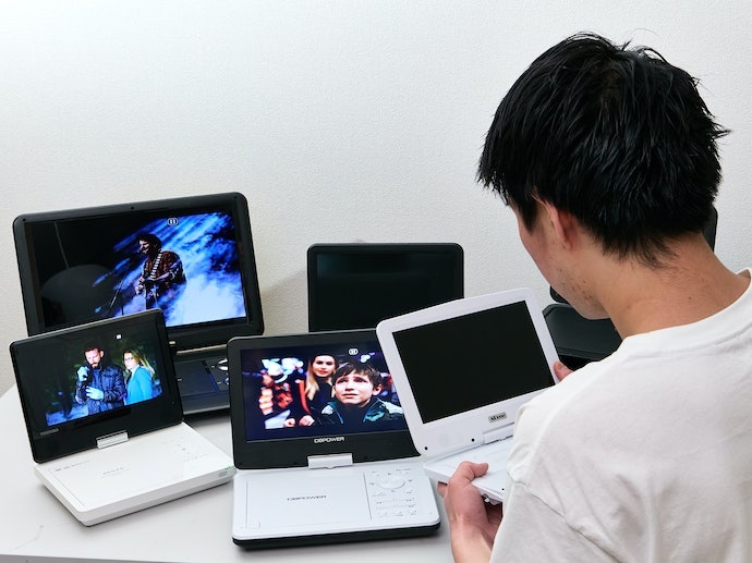 最大音量は81dBとかなり大きい。騒音下でも映像に集中できる