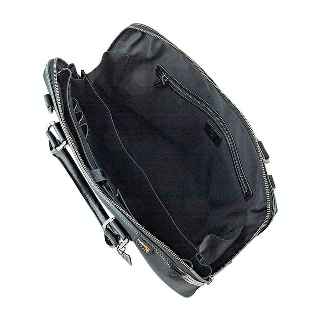 荷物はそれほど入らないが、大きな開口部からスムーズに出し入れできる