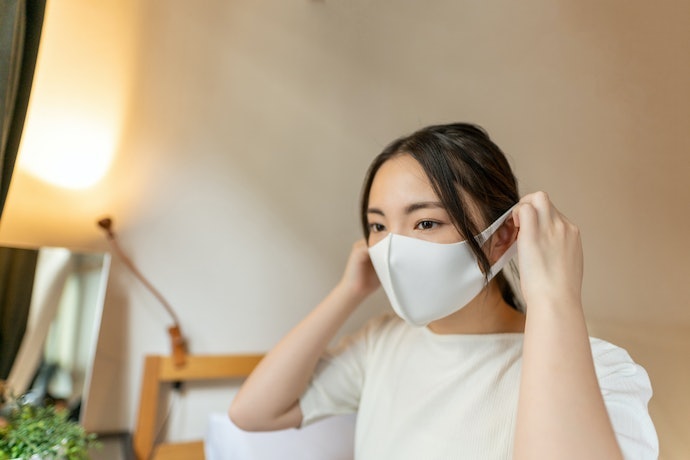 伸縮性が少なく、顔の大きさによってフィット感に差あり。肌あたりはまずまず