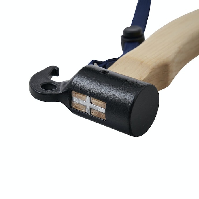木製の持ち手が衝撃を吸収。ヘッドの重さでペグ打ちできる