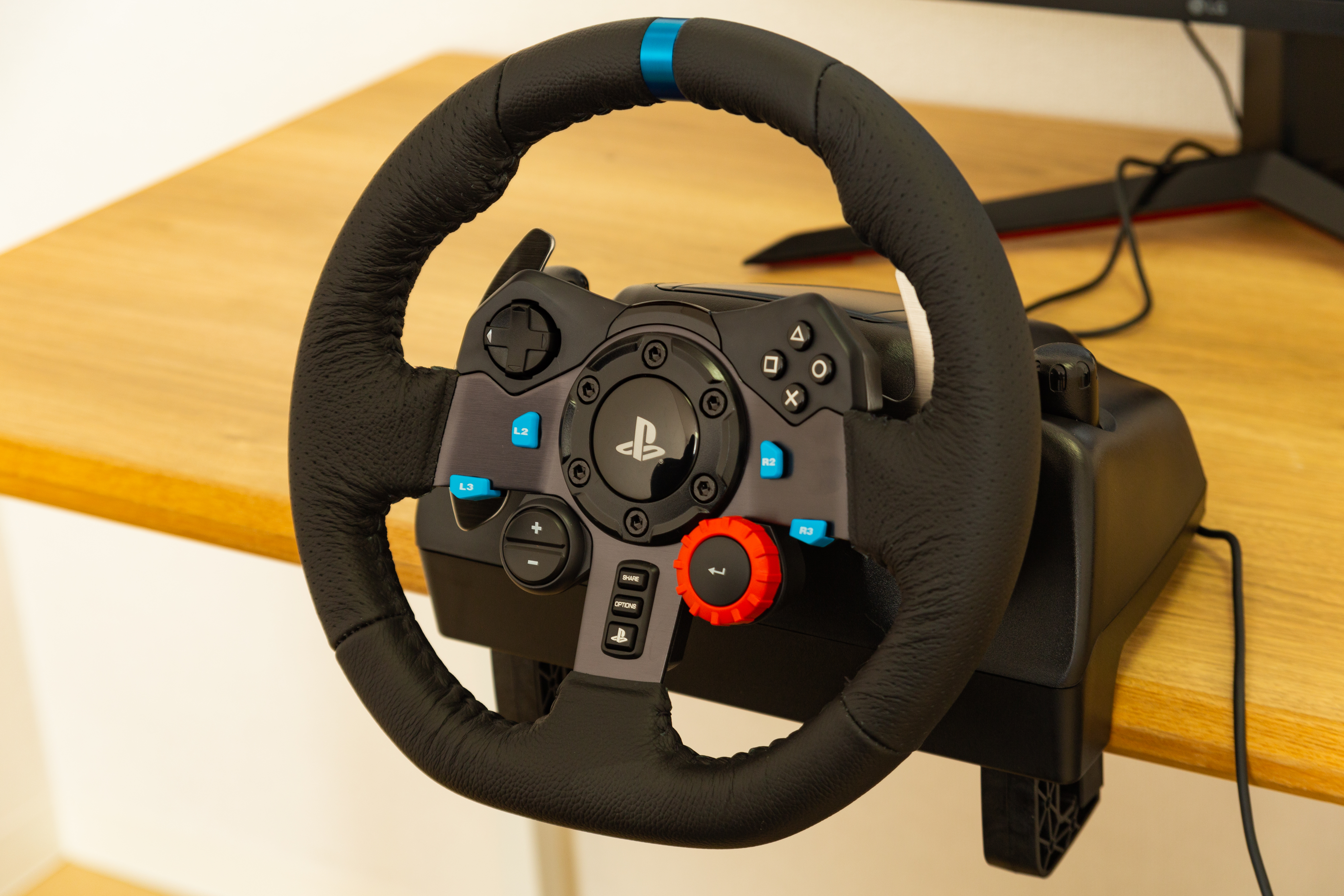 ロジクール G29 ステアリング ホイール LPRC-15000をレビュー