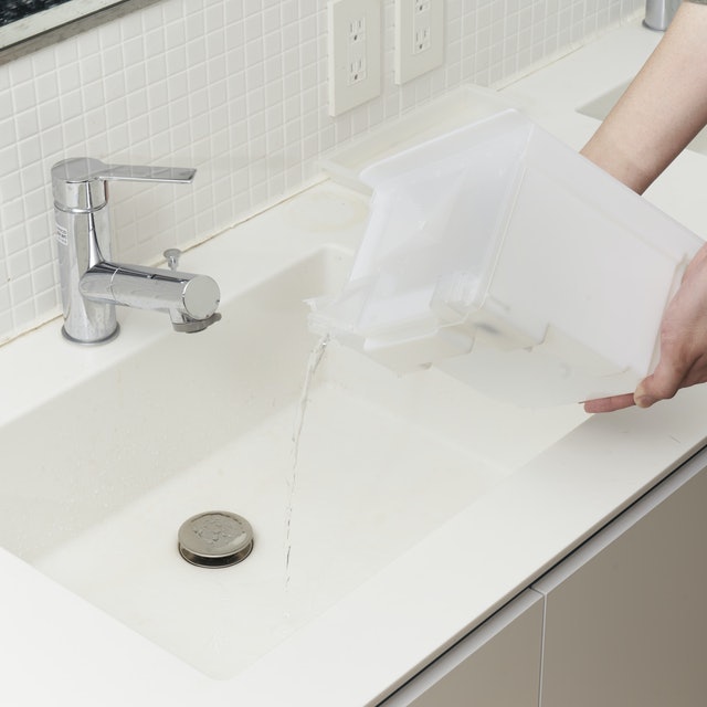 操作パネルは小さいが、フタ付きのタンクで水がこぼれにくい