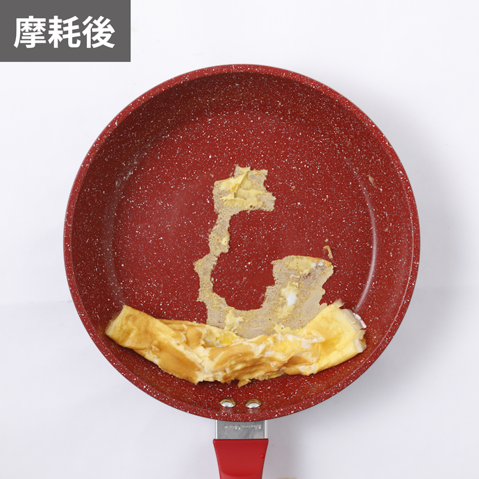 摩擦後はフライ返しでこすってもなかなか剥がれない