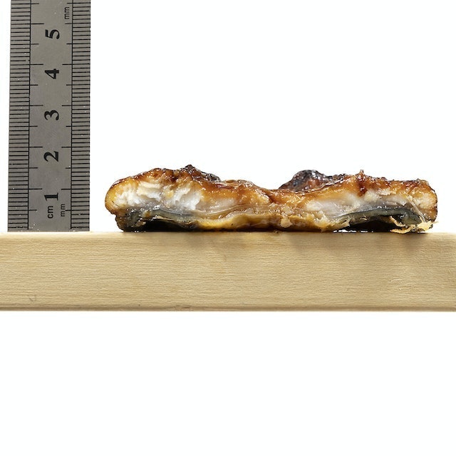 炭火焼きの香ばしさが食欲をそそる。小骨や臭みも気にならない