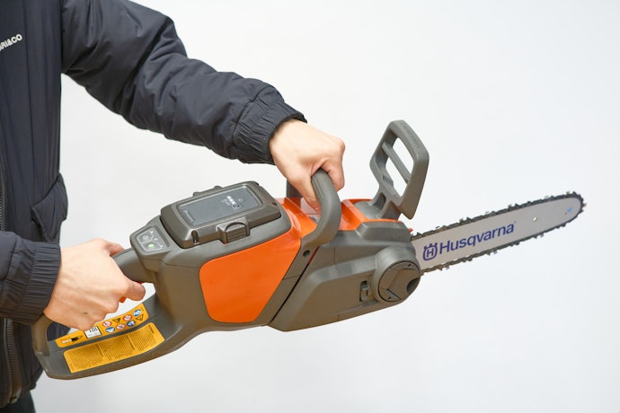 チェーンブレーキを搭載。トリガーを離すだけで回転が止まる