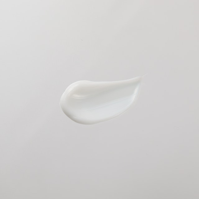 こっくりとしたクリームらしい質感。肌を擦りにくい