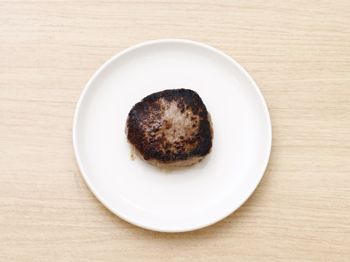 切った瞬間に肉汁が溢れ出す。鼻から抜ける香ばしいにおいも好評