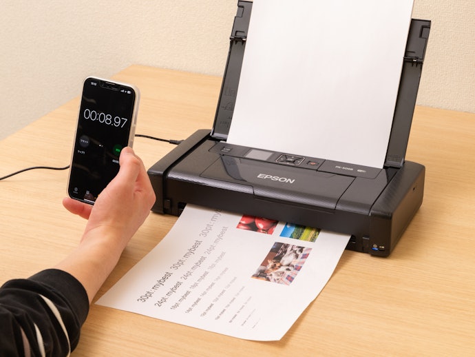 1枚あたりの印刷スピードは約25秒と遅め。用紙トレーを活用して