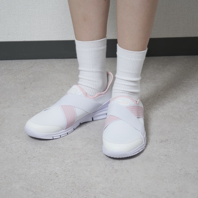 かかと周りがしっかり固定され、歩いても浮きづらい