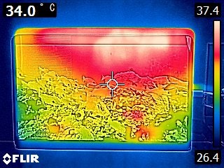 表面の最高温度は38.9℃。やや高めだが、不快に感じるほどではない