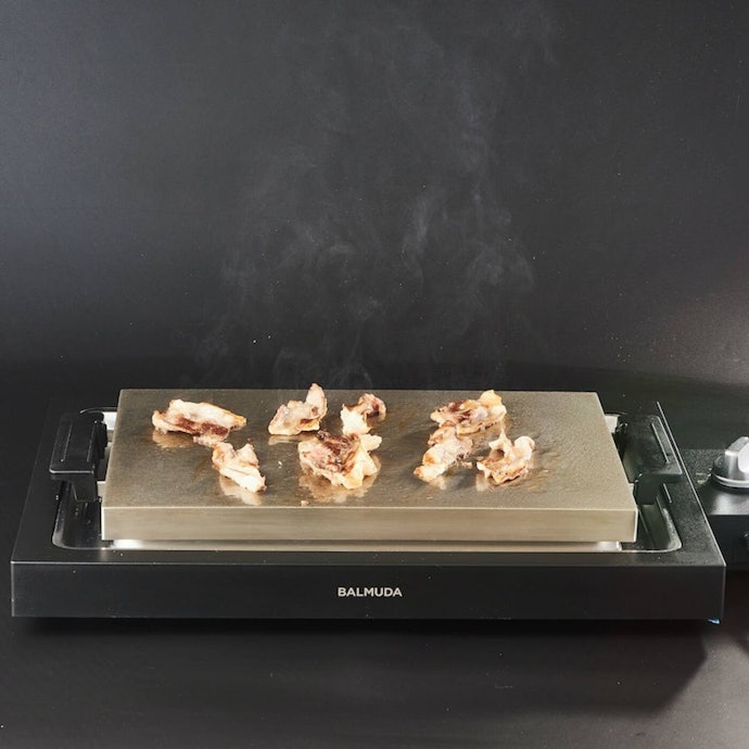 使用中は煙とにおいが室内に充満する。換気しながら使ったほうがよい