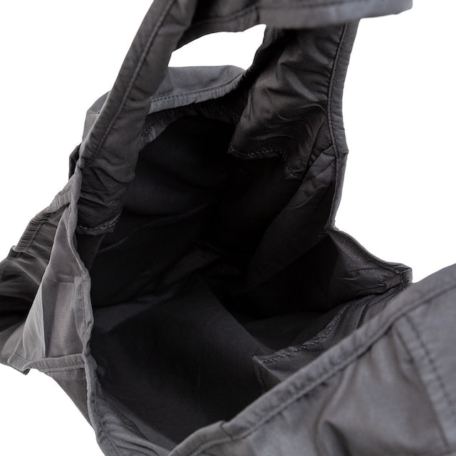 荷物の出し入れの際に自立する。持ち手の幅が広く肩への負担も少ない