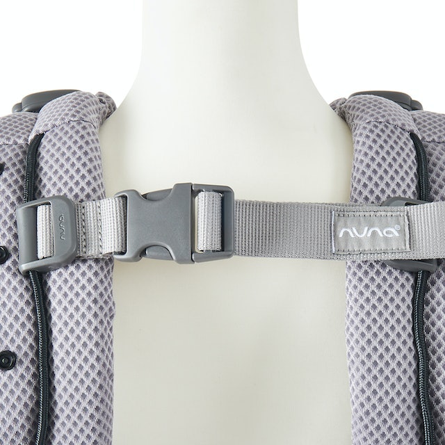 保護者の体へは、背面バックルで固定する
