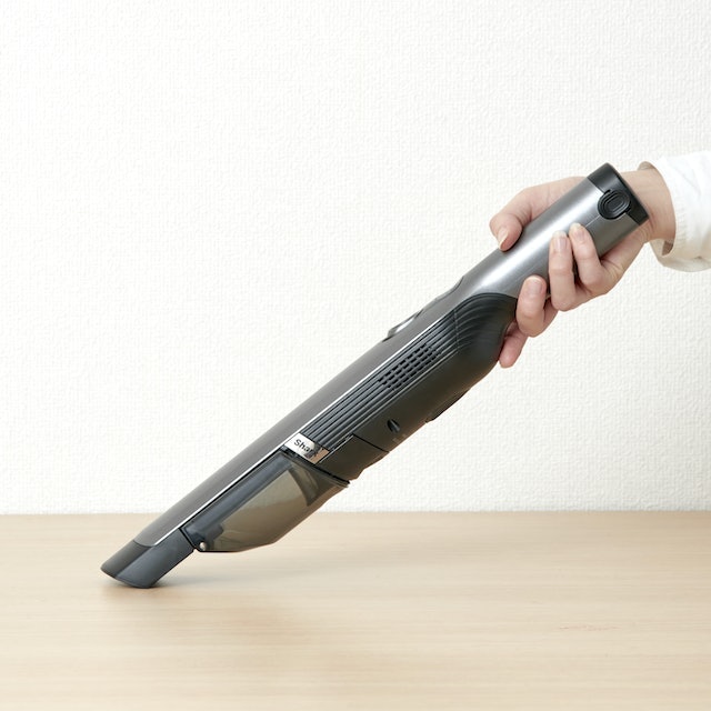 持ち手がフィットする。斜めにしてもゴミを吸えて隙間を掃除しやすい