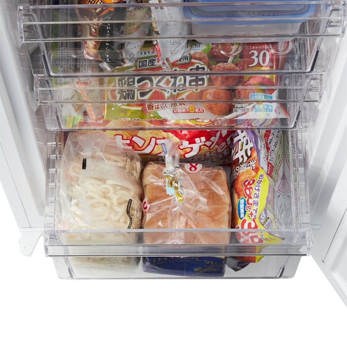 最下段は600mLのペットボトルが立ったまま入る。小物が入るドアポケットつき