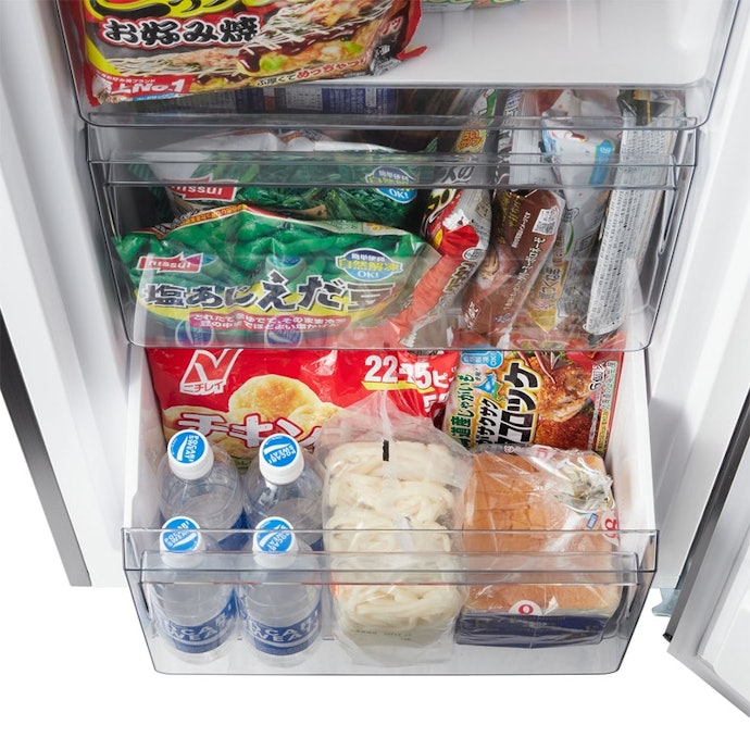 各引き出しは十分な深さがあり、ペットボトルを立てて冷凍できる