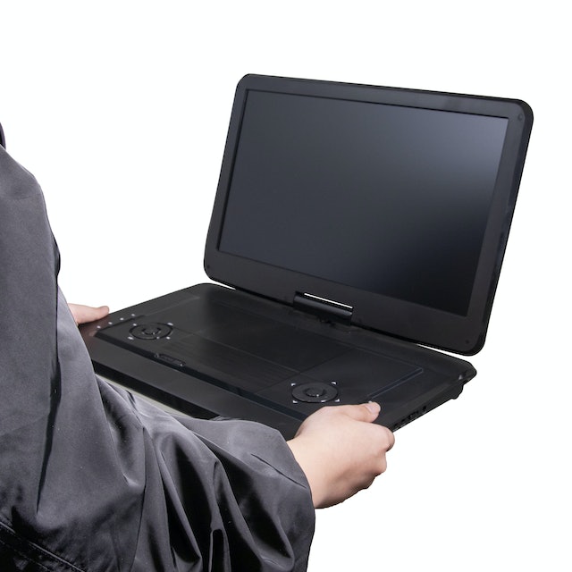 【美品】山善 ポータブルDVDプレーヤー TPD-L156 667622f600165b3a365940783389d6